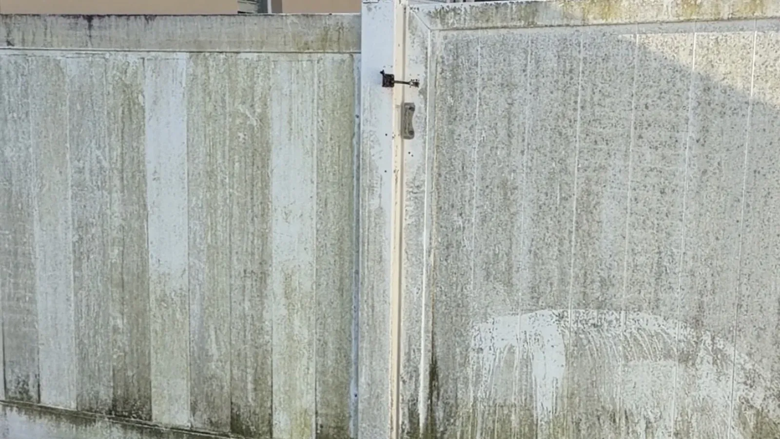 Vinyl fence before pressure washing